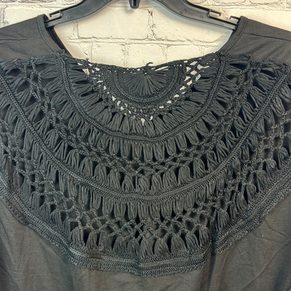 BloomChic Black V Neck Crochet Back Top Size Medium - Picture 6 of 6